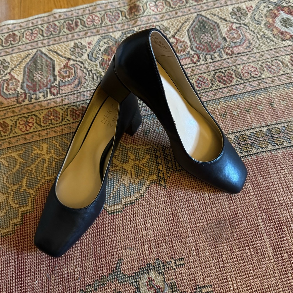 NWOT Naturalizer square toe black leather heels